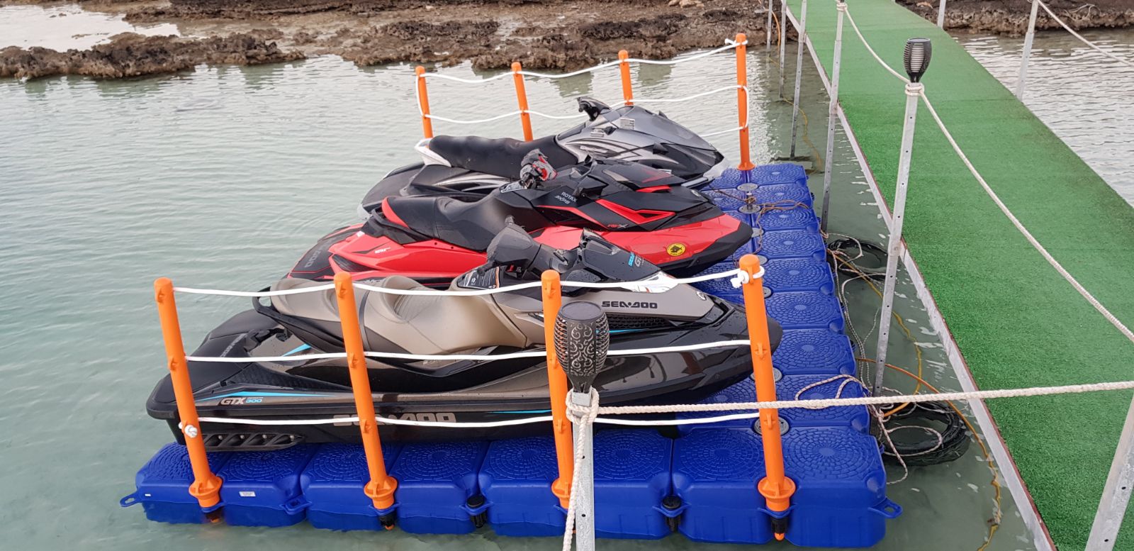 浮筒?？堪灏咐?></dt>
          <dd>
            <h4>浮筒?？堪灏咐?small></small></h4>
            <p> 漂浮在水面上的密閉金屬筒，下部用鉄錨固定，用來系船或做 航標等。 　　另外有一種新型浮筒，采用強韌 高分子聚乙烯等材料制成，具有良好的抗侯性及抗沖擊破壞性，能防 紫外線、防凍... </p>
            +more </dd>
        </dl>
<dl>
          <dt class=